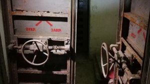 По тоннелю в бомбоубежище гражданской обороны