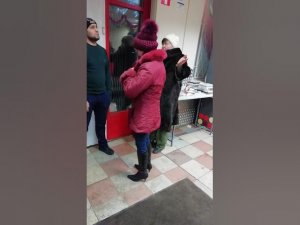 Магазин пятёрочка НЕАДЕКВАТНАЯ ЖЕНЩИНА ИСПОЛНЯЕТ НА КАМЕРУ (смотреть всем) ЧС