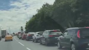 ⛽️На многих московских заправках длинные очереди 

На видео АЗС на МКАДе около Щелковского шоссе.