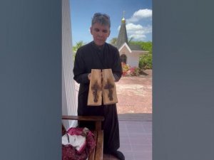 Чудо! Мужик на Украине разрубил полено, а там...