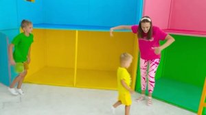 Крис и его друзья играют с Гигантским картонным домом