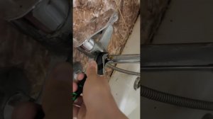 Течет вода из крана и душа одновременно ( из гусака и лейки)