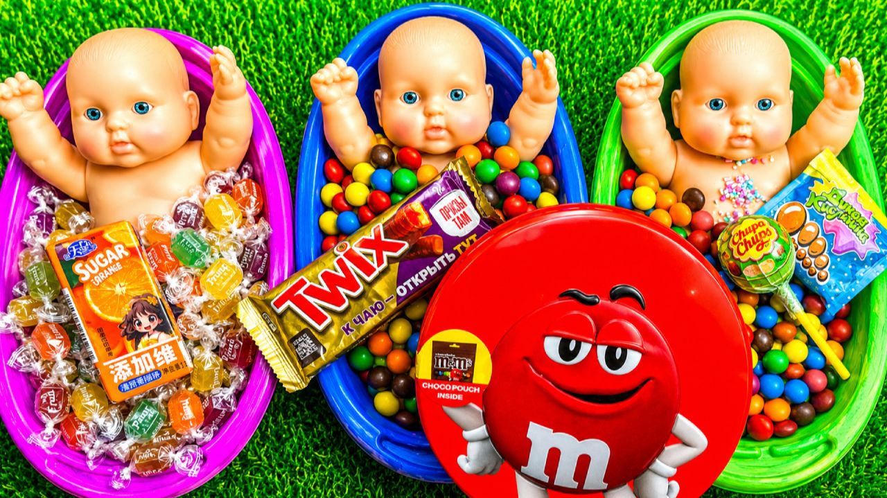 Удовольствие на несколько минут: 3 радужные ванночки с конфетами M&M's и волшебной слизью смотреть онлайн