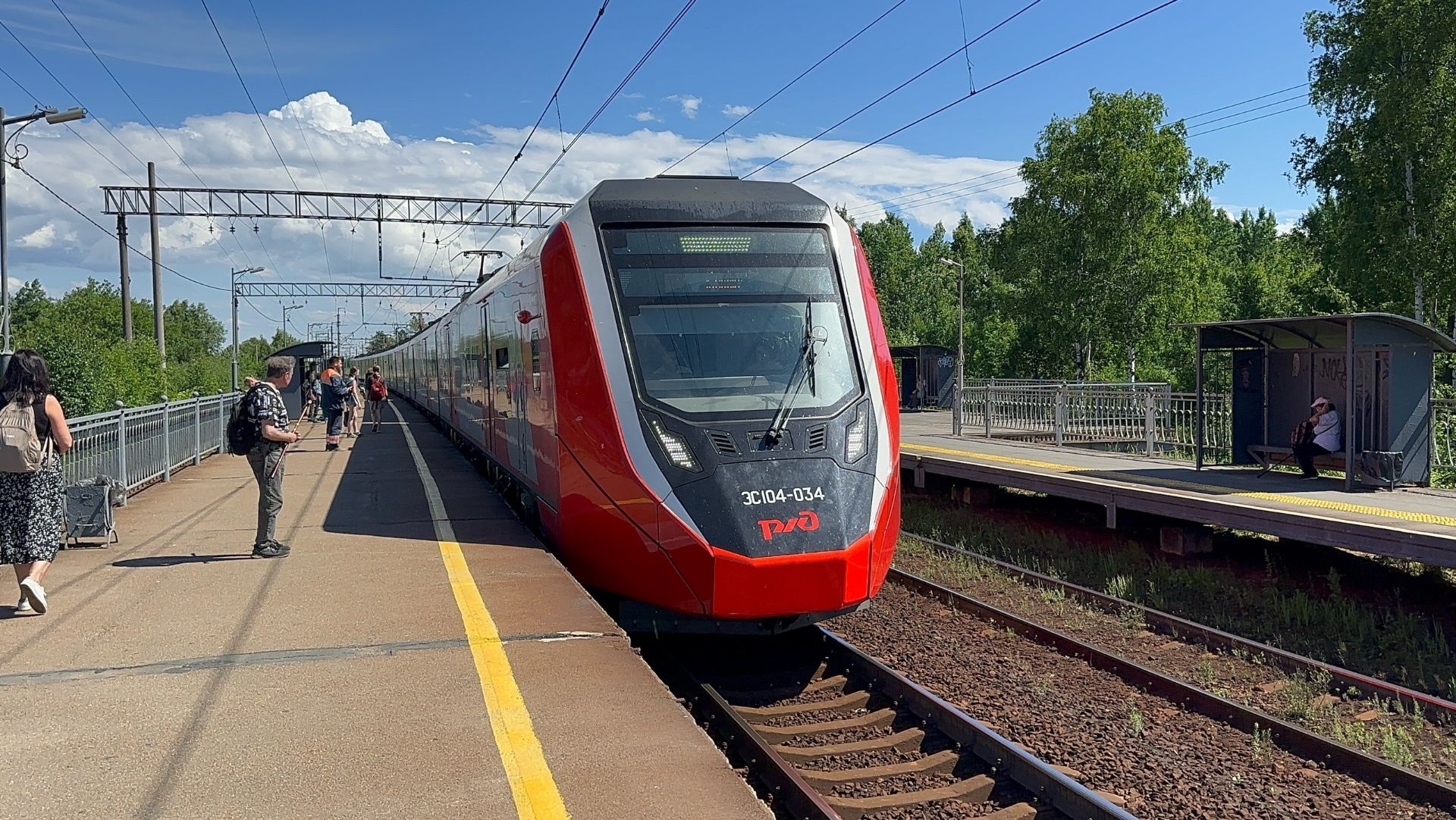 Электропоезд «Финист» ЭС104-034 на пл.Сосновая Поляна, июнь 2026 года смотреть онлайн