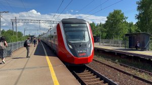 Электропоезд «Финист» ЭС104-034 на  пл.Сосновая Поляна, июнь 2026 года