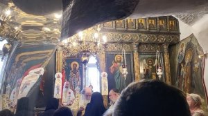 Патриарх Иерусалимский причащает верующих на храмовом празднике в монастыре Онуфрия Великого