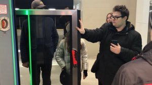 Ручное открывание дверей метро пассажиром на станции метро Немаршанский сад