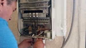Ремонт газовой колонки своими руками. Меняю микровыключатель.