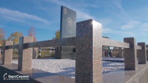Гранитный мемориальный комплекс, памятник из черного гранита, ограда гранитная