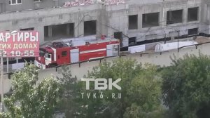 В Красноярске пожарные регулярно привозят на стройку воду