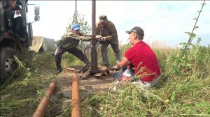 Замена насоса в скважине с помощью крана.Труба НКТ 73.Replacing the pump in the well with a crane.