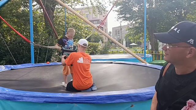 В ПАРКЕ НА ВСЕХ АТТРАКЦИОНАХ ПОБЫВАЛИ, В КАФЕ... смотреть онлайн