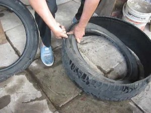 Емкость из авто покрышки за пару минутCut the container out of a car tire in a couple of minutes