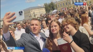 Выпускники КГУ получили долгожданные дипломы на главной площади Костромы