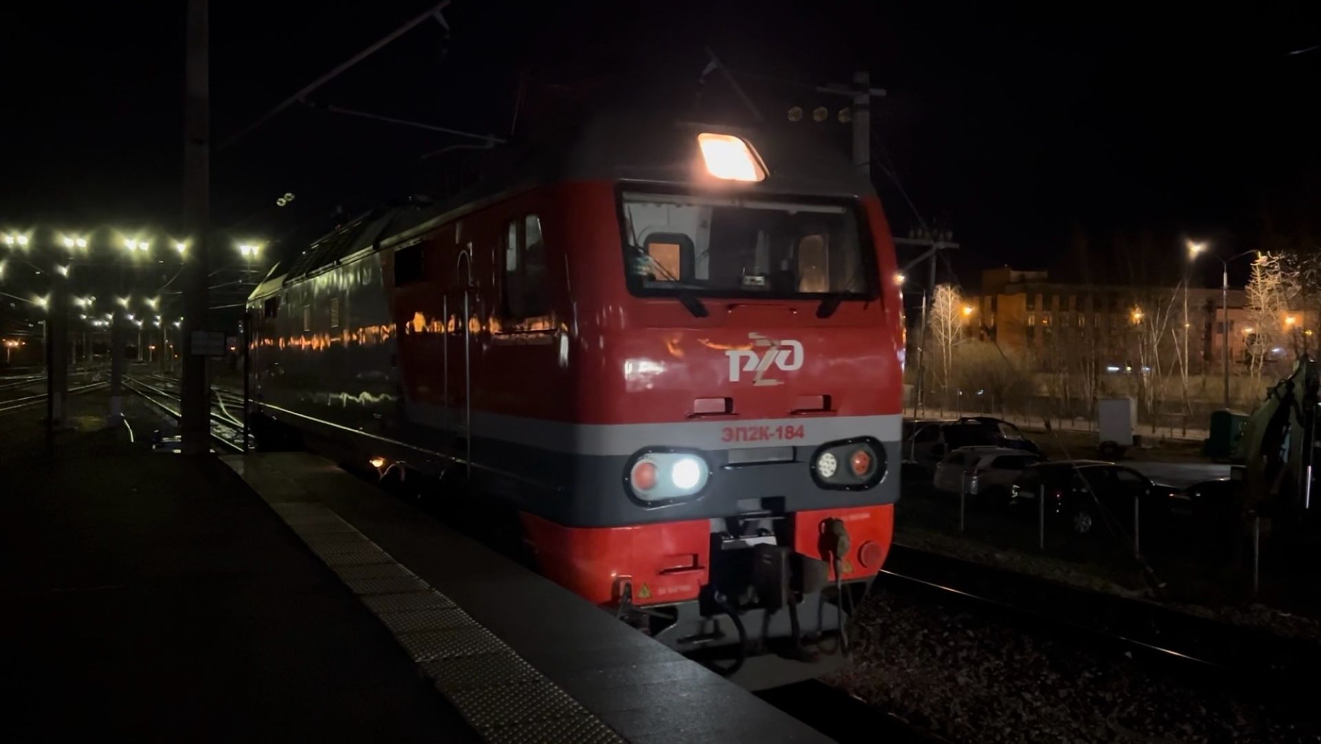 «Под посадку» Тепловоз «передан в Мурманск» ТЭМ18ДМ-1252 с пасс.составом и электровоз ЭП2К-184 смотреть онлайн