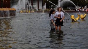 Bathing in the fountain at VDNH-2! To be continued./Купание в фонтане на ВДНХ-2! Продолжение следует