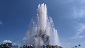 Фонтан Каменный цветок на ВДНХ после реставрации. Прекрасный солнечный день