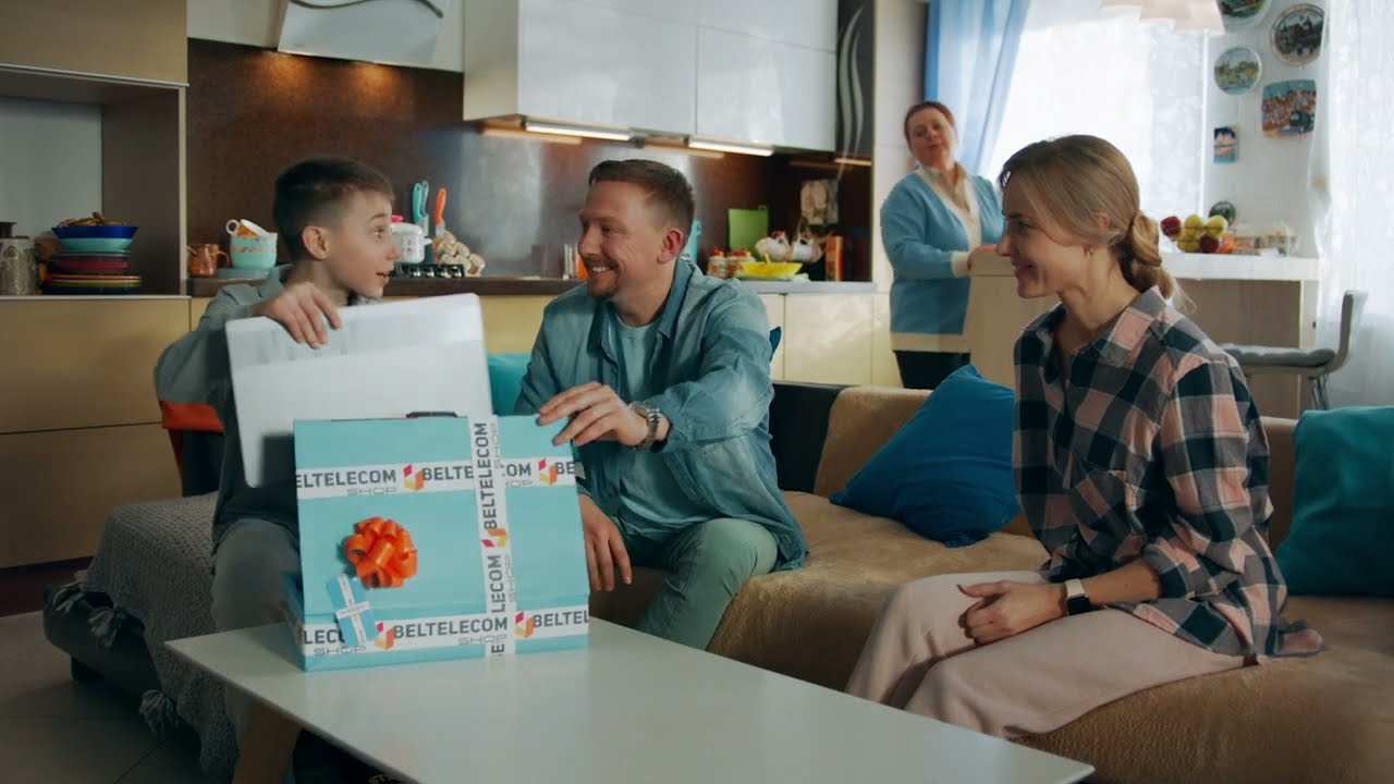 Праздничный сериал "Подарки что надо!" - 3 серия "Ноутбук" смотреть онлайн