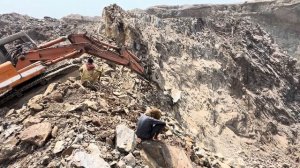 Heavy Excavator Crushing Giant Rocks ｜ Mining Equipment at Work