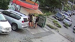 В Екатеринбурге камера видеонаблюдения сняла воровок, вскрывающих киоски с фруктами