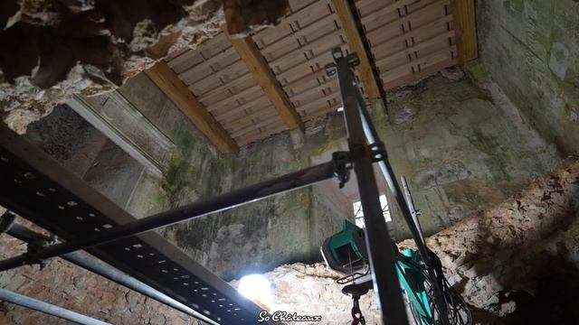 Невозможная реставрация этого замка в руинах продолжается