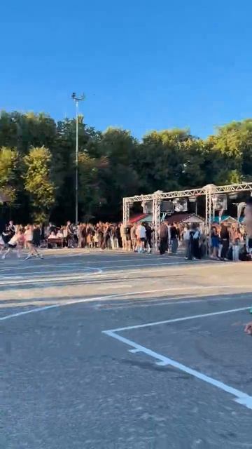 Параллельно с концертом на Соборной площади проходит ночной турнир по баскетболу 3х3 смотреть онлайн