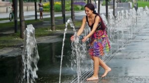 Girls,a fountain,wet runners and the joys of Summer!/Девушки, фонтан, мокрые бегалки и радости Лета!