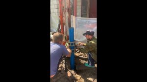 Выдёргиваем гидравликой 21 метр обсадной трубы НПВХ 125 мм с помощью двух хомутов