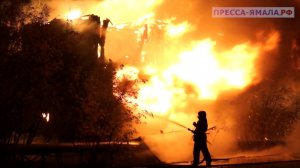 В Губкинском пожар уничтожил многоквартирный дом. Сгоревший дом совсем недавно расселили.