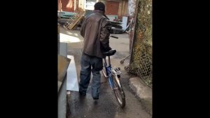 Димон получил в подарок велосипед =))