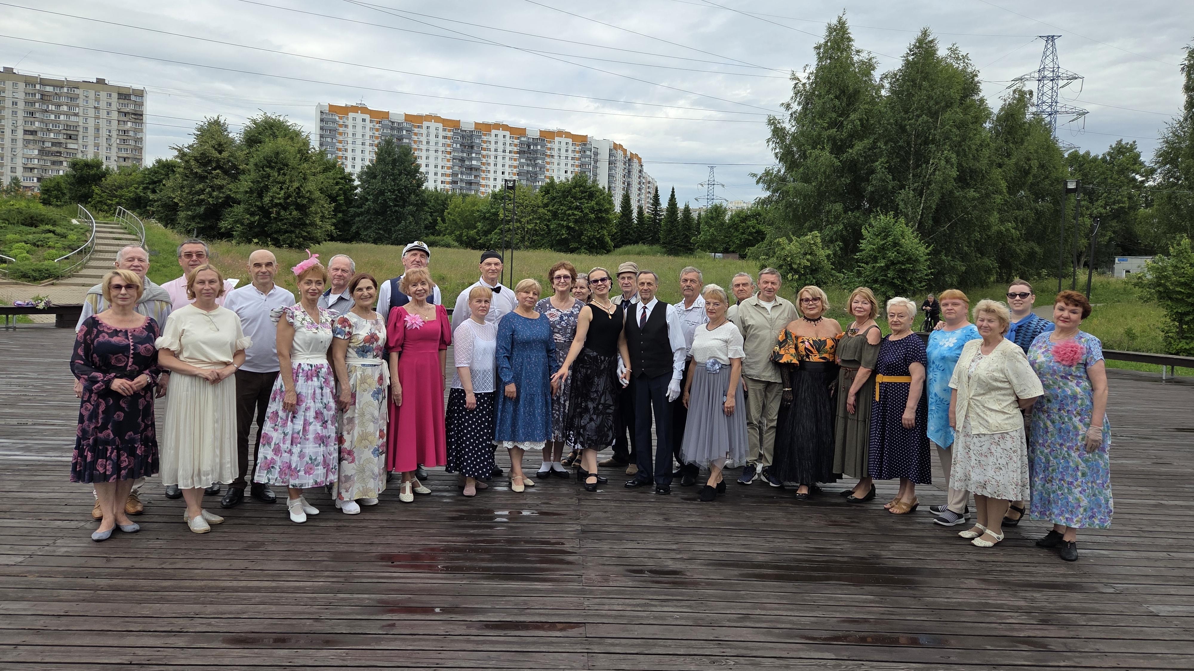 Танцевальный вечер в парке Митино 27.06.26г смотреть онлайн