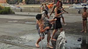 Girls, a guy and fun bathing in the fountain-2! / Девушки, парень и веселые купания в фонтане-2!