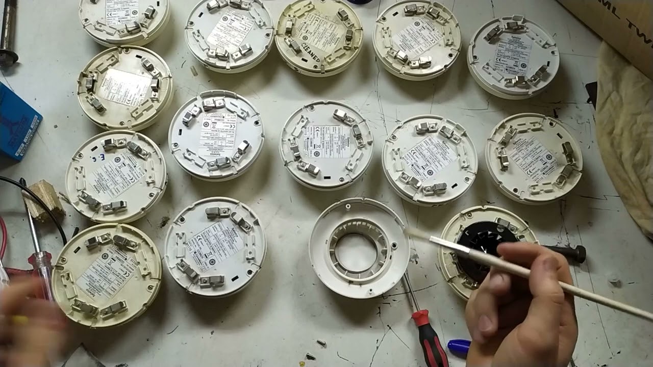 Fire smoke detector maintenance / Обслуживание дымового датчика. пожарной сигнализации. смотреть онлайн