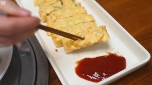 Кореянка ест аринованные свиные ребрышки на гриле