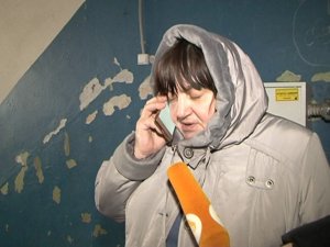 Жители общежития на Сумской  вычерпывают воду из квартир