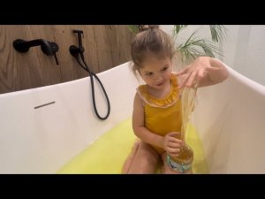 Славяна и бурлящий шар, слайм-мега пена, желе для игры в воде. Купание детей