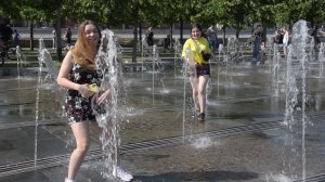 Funny splashers ! Girls and a fountain./Веселые брызгалки ! Девушки и фонтан.