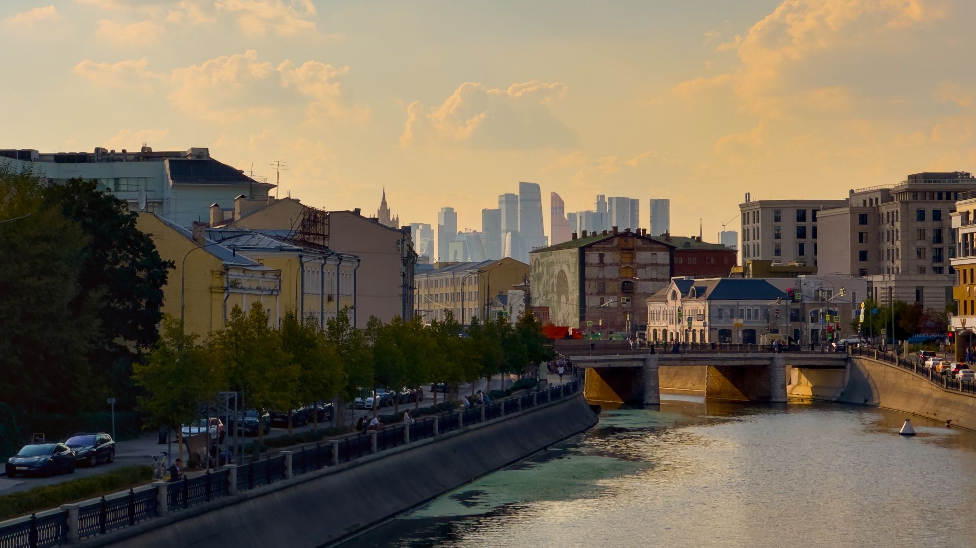 Уютная прогулка по Водоотводному каналу на фоне красивого заката. МОСКВА. смотреть онлайн