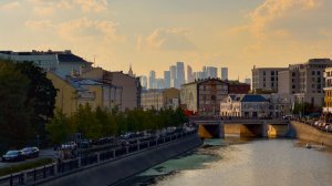 Уютная прогулка по Водоотводному каналу на фоне красивого заката. МОСКВА.