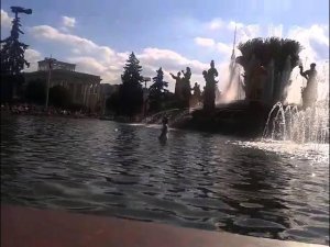 девушка в платье в фонтане