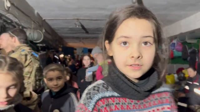 Женщины и дети прячуться в бомбоубежище Азовстали, спасаясь от российских бомб
