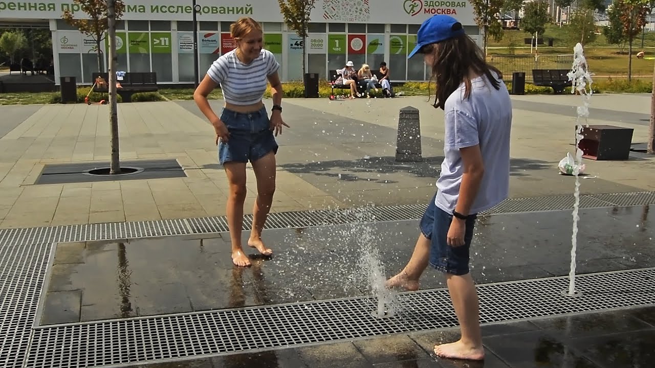 Girls, fountain, splashes and wet happiness! / Девушки, фонтан, брызги и мокрое счастье! смотреть онлайн