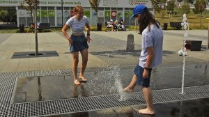 Girls, fountain, splashes and wet happiness! / Девушки, фонтан, брызги и мокрое счастье!