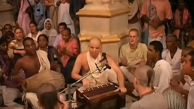 Е.М. Аиндра прабху киртан в Кришна Баларам мандире, Вриндаван