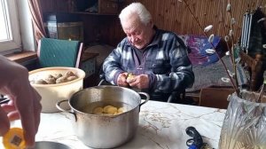 Дедушка.