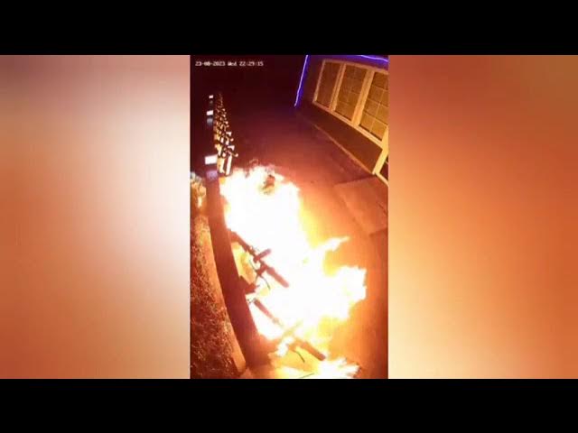 Самокатные мстители: в Приморском крае неизвестные облили бензином и подожгли электросамокаты. смотреть онлайн