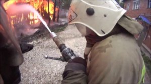Сильный пожар во дворе дома (внимание присутствует ненормативная лексика).