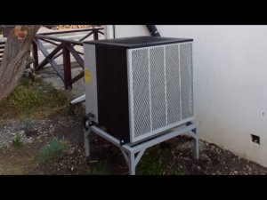 Пошаговый процесс установки теплового насоса для нагрева воды в бассейне.