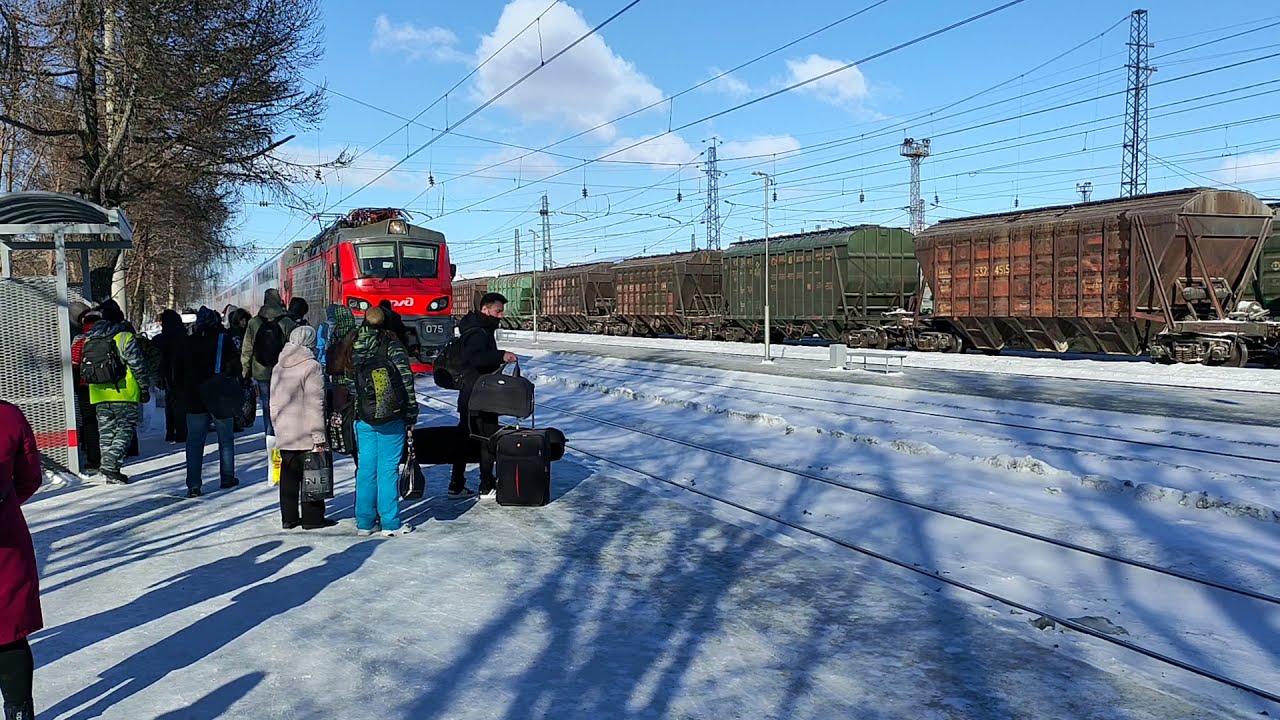 ЭП 20-75 и толпа отъезжающих. смотреть онлайн