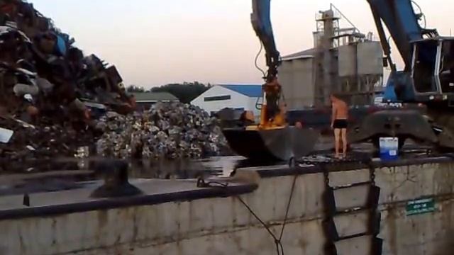 Russia.Bath in the bucket truck crane.Part 1.Ванна в ковше грузового крана.Ч. 1.Мат.Ростов-на-Дону смотреть онлайн